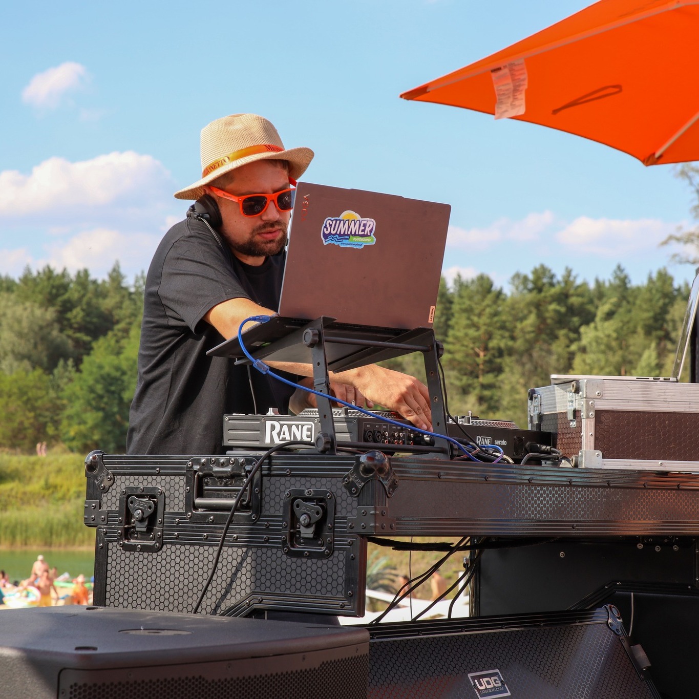 DJ przy konsoli