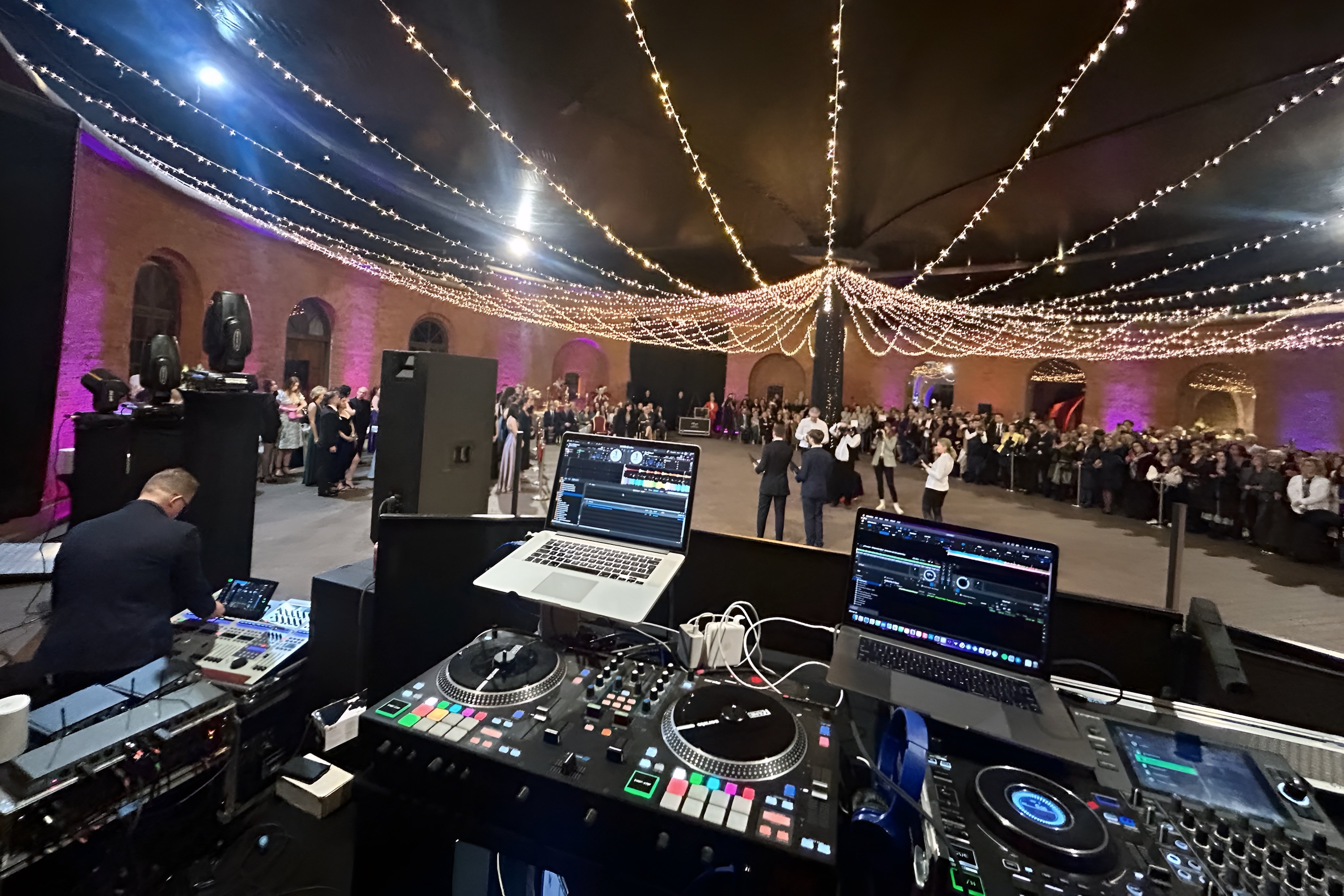DJ w namiocie weselnym